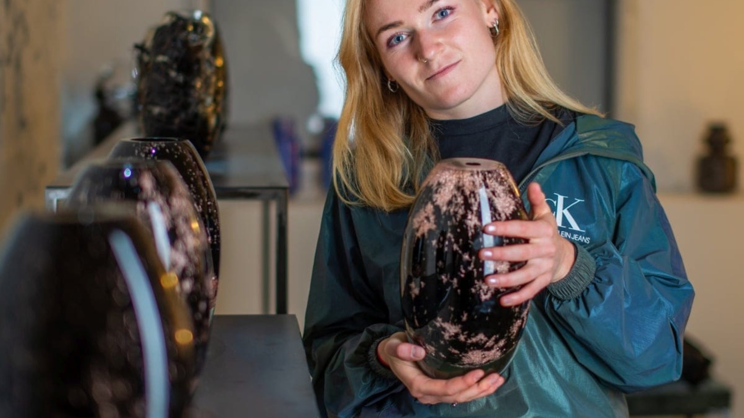 Sklářská designérka Anna Jožová / Jak k vážným tématům přistupovat hravě – Selectedmag