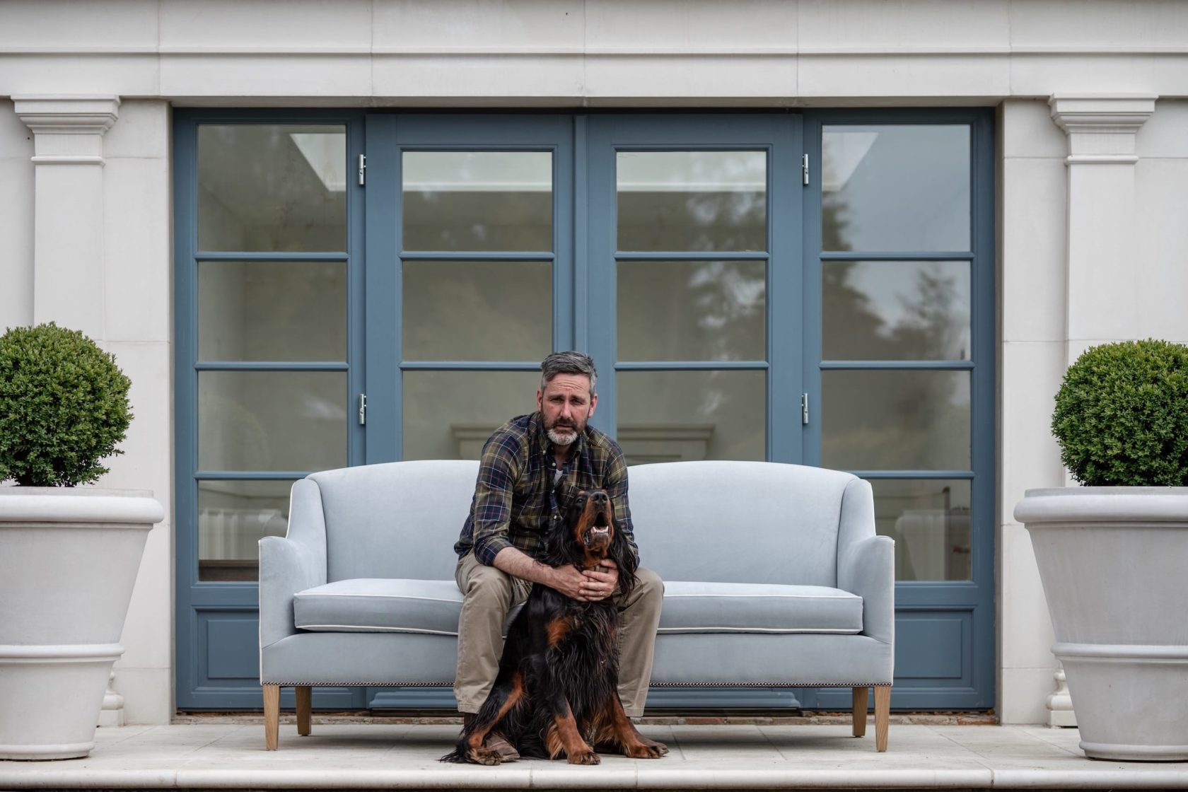 V ostrovním stylu / Jak Dylan Rhys Davies vyrábí na středočeské vsi