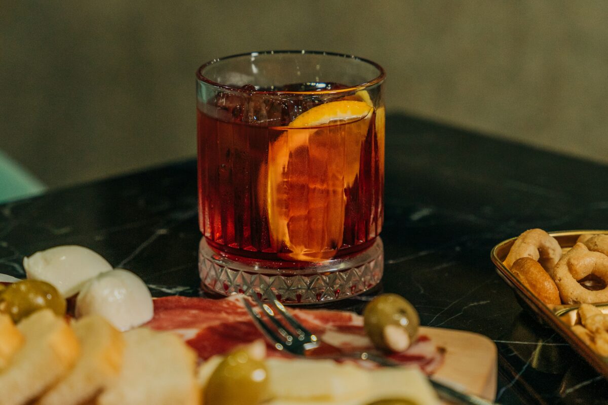 Sklenka v pět / Jak se neztratit v tajích letního aperitiva