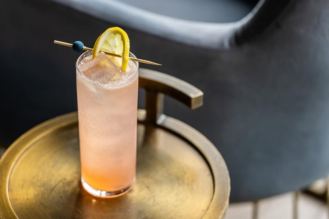 Dear Irving v Gramercy je to ideální místo na drink po večerním zápase, kde si vychutnáte atmosféru i perfektně namíchaný koktejl.