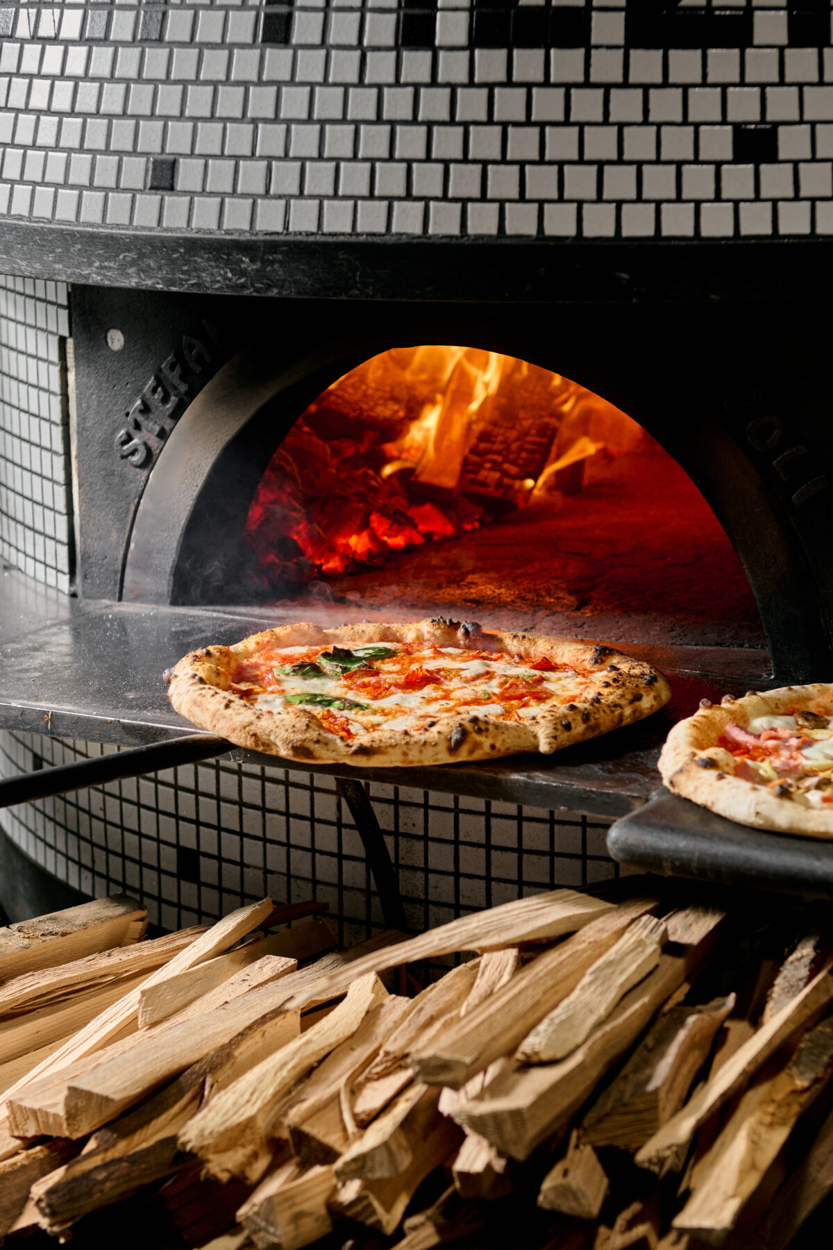 Pizza Nuova je pražská pizzerie v italském stylu, známá autentickou neapolskou pizzou a konceptem neomezených chodů antipasti, těstovin a dezertů.