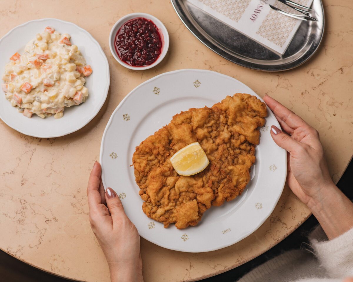 Elegantní pražská kavárna a restaurace Café Savoy ve stylu první republiky, známá svou vyhlášenou snídaňovou nabídkou, dezerty a klasickou českou i francouzskou kuchyní.