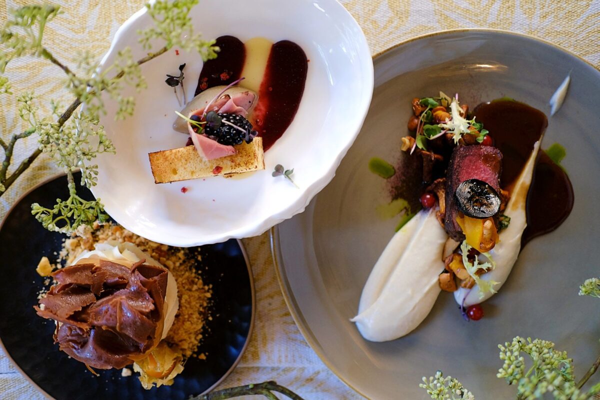 Garden’s restaurant stojí v klidné zahradě v centru Prahy na adrese Vodičkova 708/35, Praha 1 – Nové Město, a nalézt tam můžete výbornou kuchyni inspirovanou italskými a francouzskými vlivy, kvalitní dezerty, kávu či víno v příjemné atmosféře pod staletými platany.