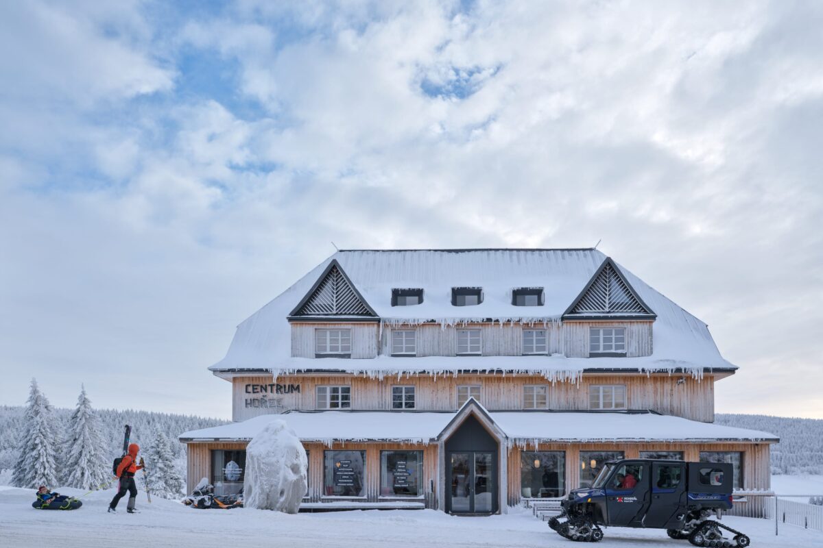 Do Krkonoš / Horská architektura a olympijský duch podle ateliéru ADR