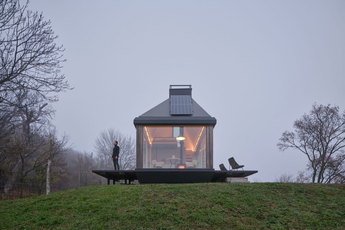 Cabin Devín / Ako funguje radikálny off-grid úkryt v bratislavských viniciach?